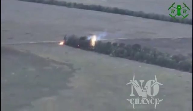 Ukraine, russische Truppen von Flammenwerfer-Drohne verkohlt: schockierendes Video