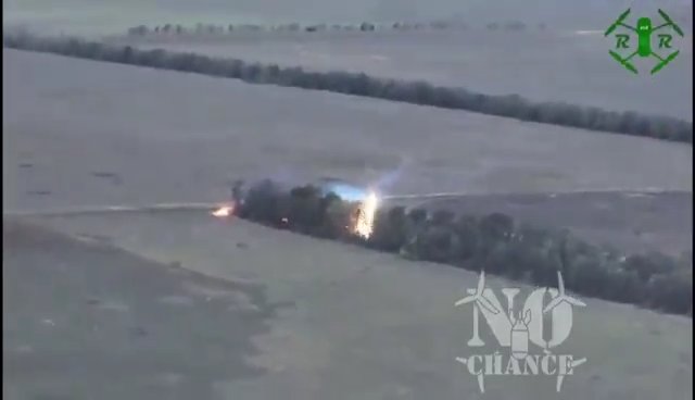 Ukraine, russische Truppen von Flammenwerfer-Drohne verkohlt: schockierendes Video