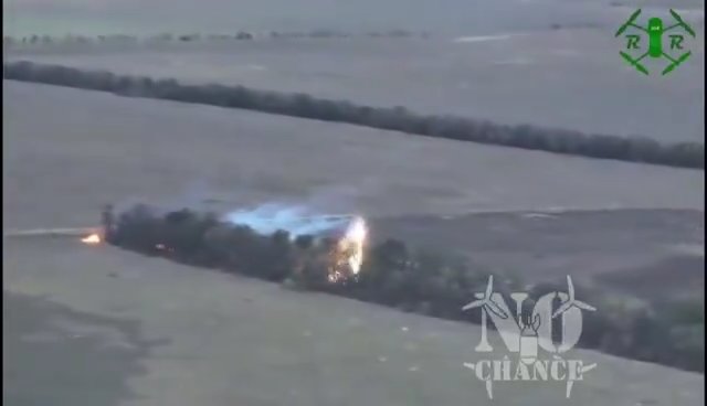 Ukraine, russische Truppen von Flammenwerfer-Drohne verkohlt: schockierendes Video