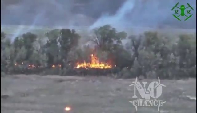 Ukraine, russische Truppen von Flammenwerfer-Drohne verkohlt: schockierendes Video