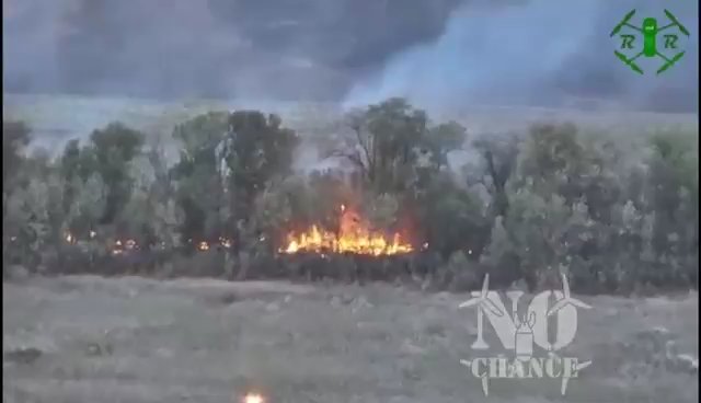 Ukraine, russische Truppen von Flammenwerfer-Drohne verkohlt: schockierendes Video