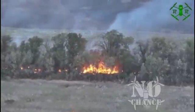 Ukraine, russische Truppen von Flammenwerfer-Drohne verkohlt: schockierendes Video