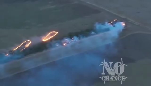 Ukraine, russische Truppen von Flammenwerfer-Drohne verkohlt: schockierendes Video