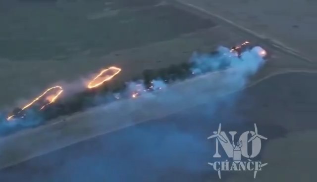 Ukraine, russische Truppen von Flammenwerfer-Drohne verkohlt: schockierendes Video