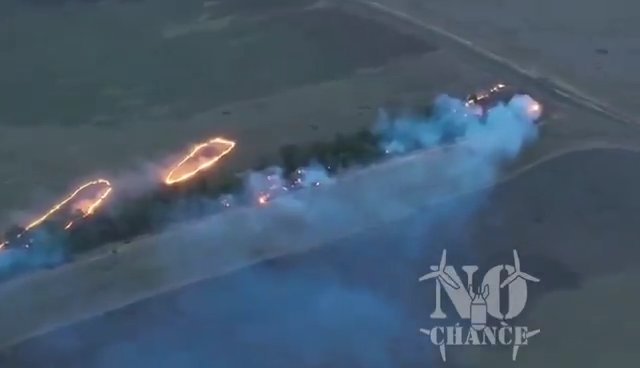 Ukraine, russische Truppen von Flammenwerfer-Drohne verkohlt: schockierendes Video