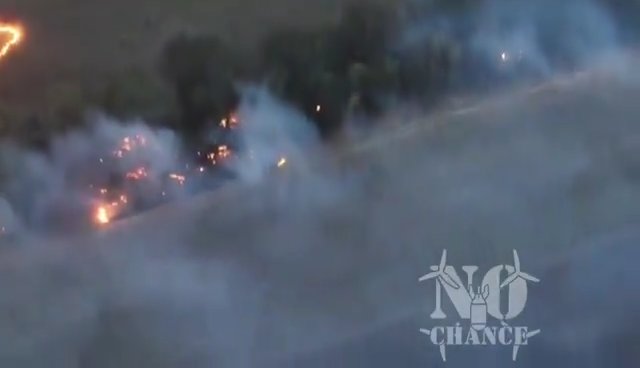 Ukraine, russische Truppen von Flammenwerfer-Drohne verkohlt: schockierendes Video