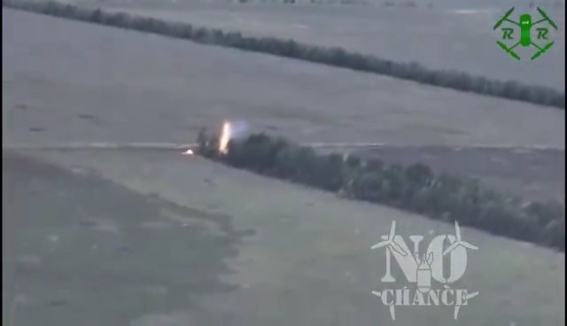 Ukraine, russische Truppen von Flammenwerfer-Drohne verkohlt: schockierendes Video