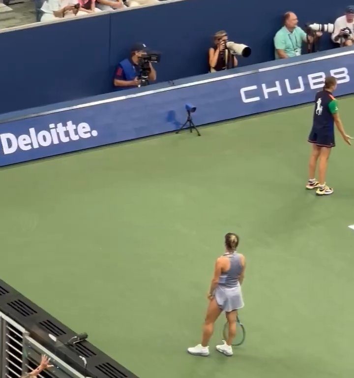 Us Open, Paolini schlägt Putintseva und aus Wut demütigt sie den Balljungen