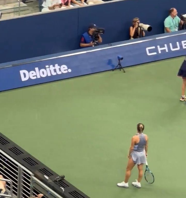 Us Open, Paolini schlägt Putintseva und aus Wut demütigt sie den Balljungen