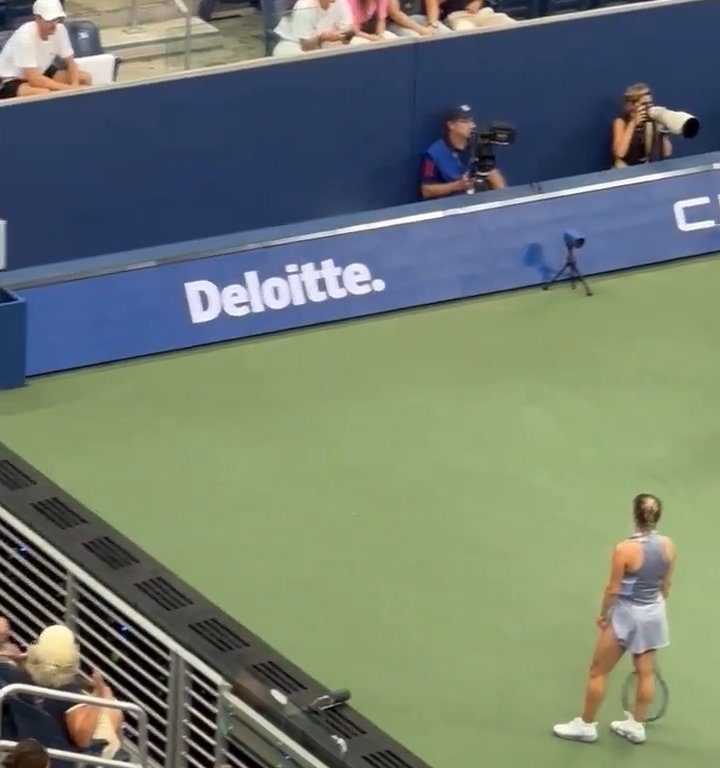 Us Open, Paolini schlägt Putintseva und aus Wut demütigt sie den Balljungen