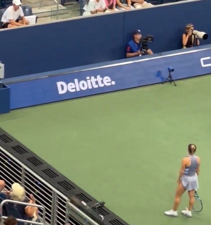 Us Open, Paolini schlägt Putintseva und aus Wut demütigt sie den Balljungen