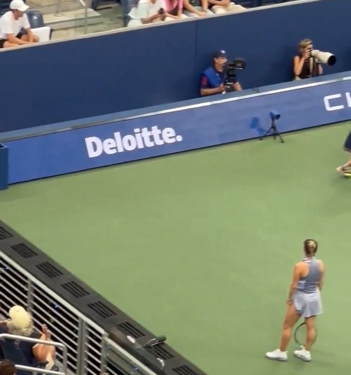 Us Open, Paolini batte la Putintseva e lei per rabbia umilia raccattapalle