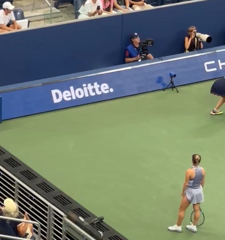 Us Open, Paolini schlägt Putintseva und aus Wut demütigt sie den Balljungen