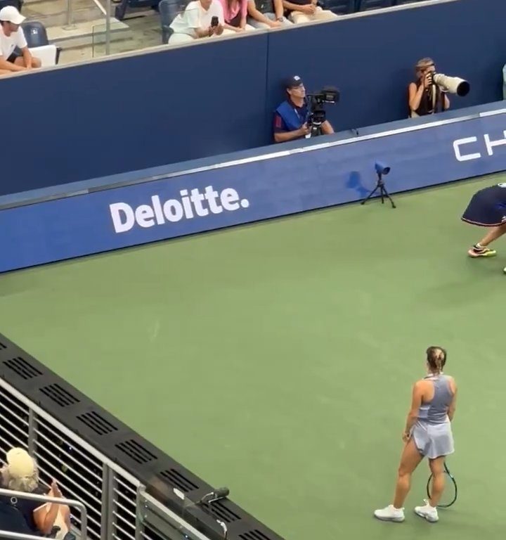 Us Open, Paolini schlägt Putintseva und aus Wut demütigt sie den Balljungen