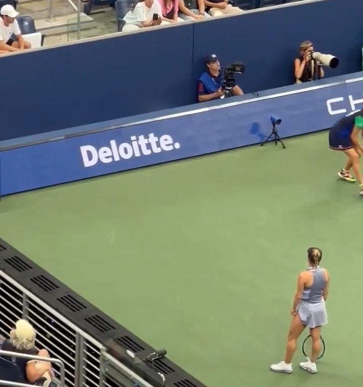 Us Open, Paolini schlägt Putintseva und aus Wut demütigt sie den Balljungen