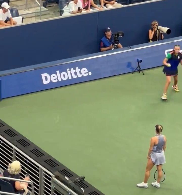 Us Open, Paolini schlägt Putintseva und aus Wut demütigt sie den Balljungen