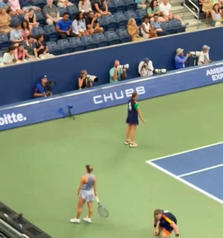 Us Open, Paolini schlägt Putintseva und aus Wut demütigt sie den Balljungen