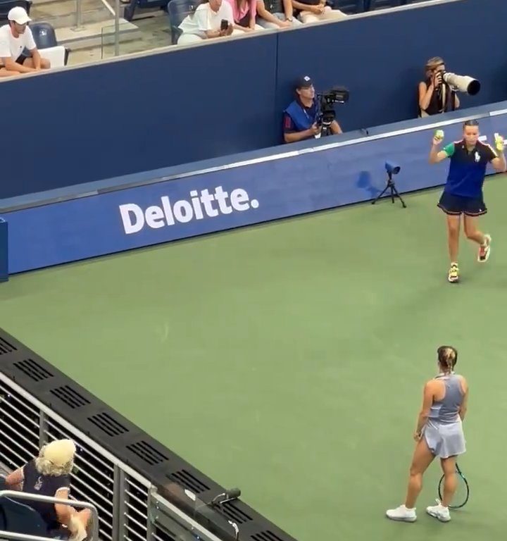 Us Open, Paolini schlägt Putintseva und aus Wut demütigt sie den Balljungen