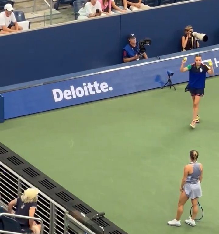 Us Open, Paolini schlägt Putintseva und aus Wut demütigt sie den Balljungen