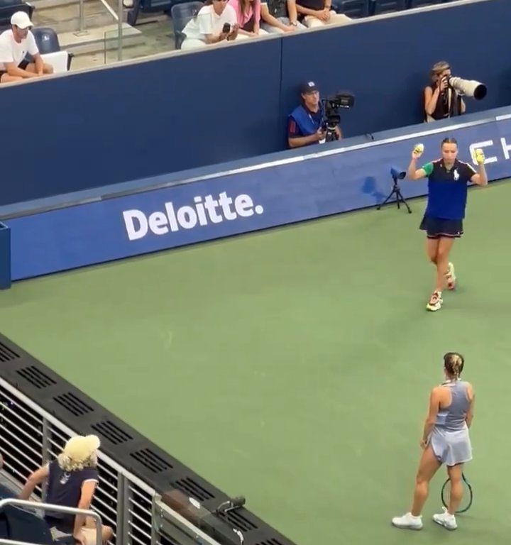 Us Open, Paolini schlägt Putintseva und aus Wut demütigt sie den Balljungen