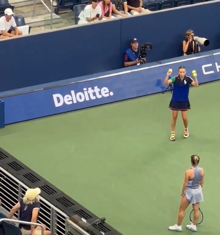 Us Open, Paolini schlägt Putintseva und aus Wut demütigt sie den Balljungen