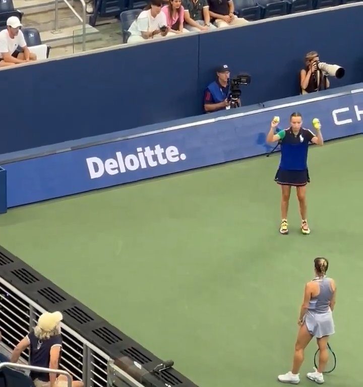 Us Open, Paolini schlägt Putintseva und aus Wut demütigt sie den Balljungen