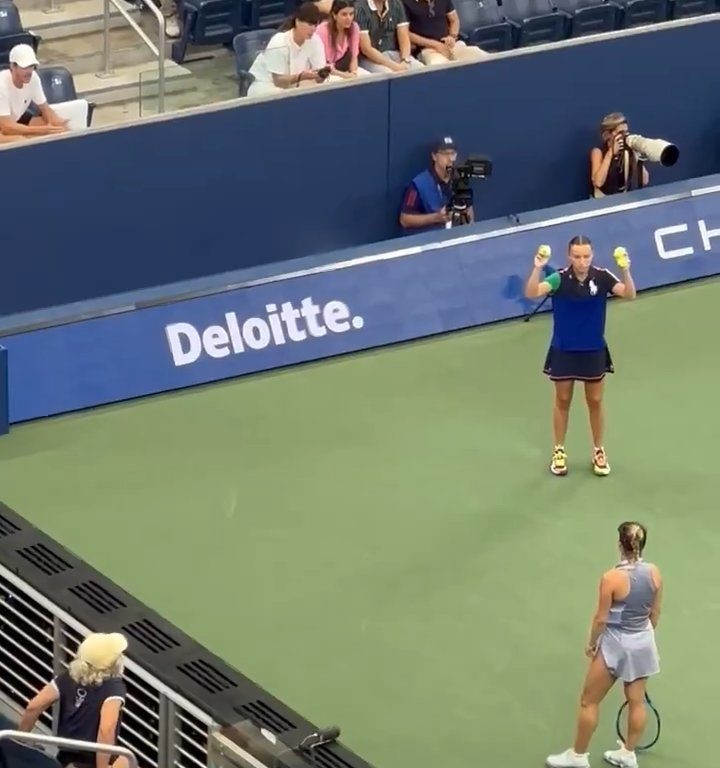 Us Open, Paolini schlägt Putintseva und aus Wut demütigt sie den Balljungen