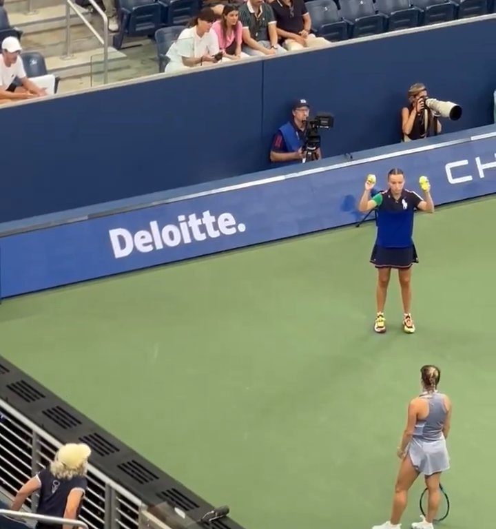 Us Open, Paolini schlägt Putintseva und aus Wut demütigt sie den Balljungen