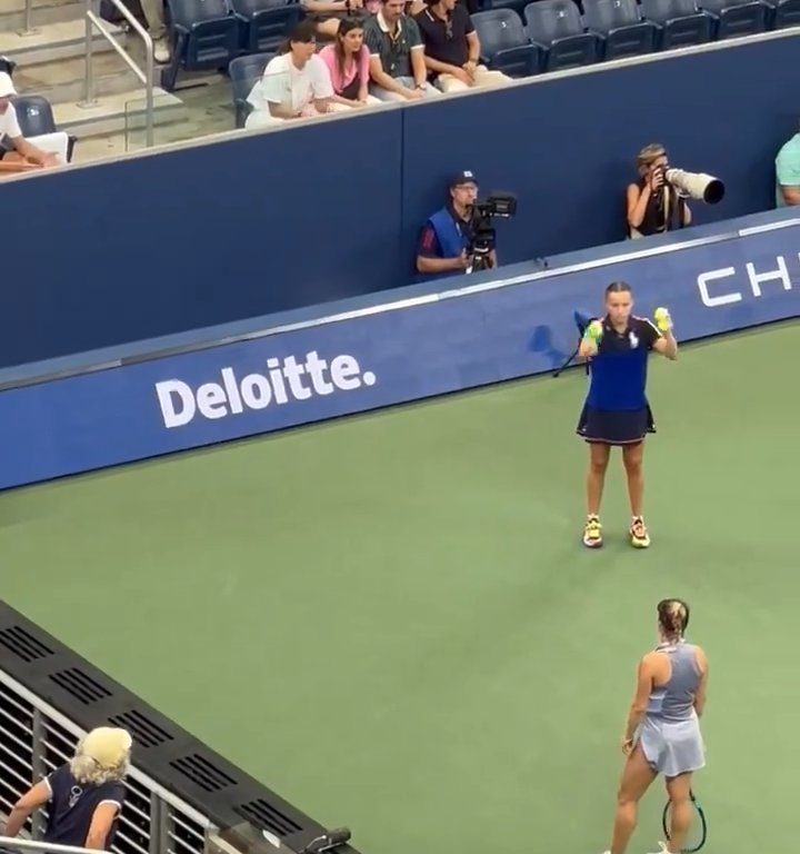 Us Open, Paolini schlägt Putintseva und aus Wut demütigt sie den Balljungen