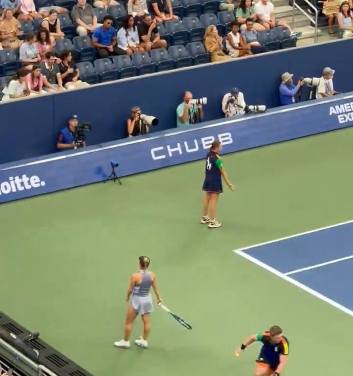 Us Open, Paolini schlägt Putintseva und aus Wut demütigt sie den Balljungen