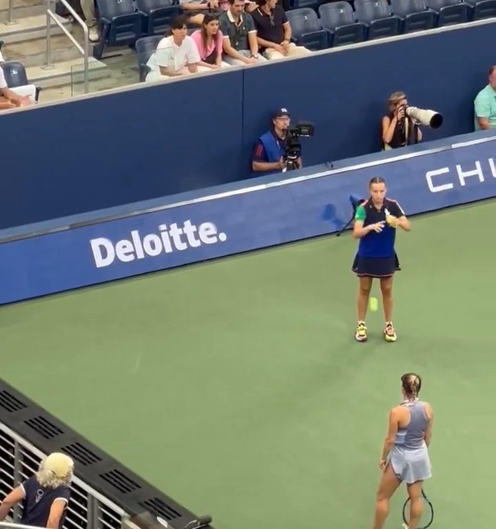 Us Open, Paolini schlägt Putintseva und aus Wut demütigt sie den Balljungen