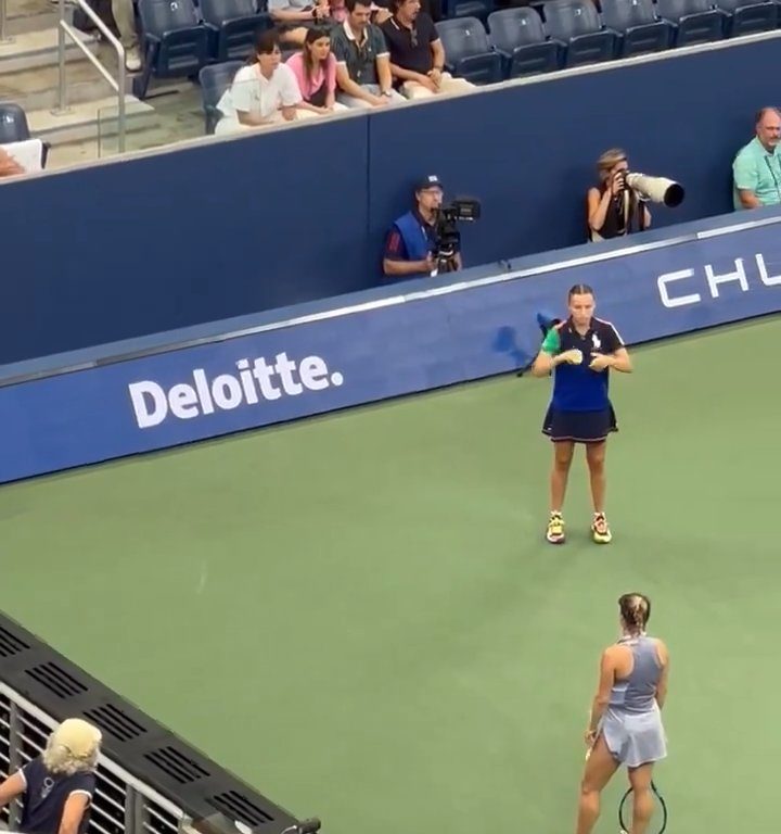 Us Open, Paolini schlägt Putintseva und aus Wut demütigt sie den Balljungen