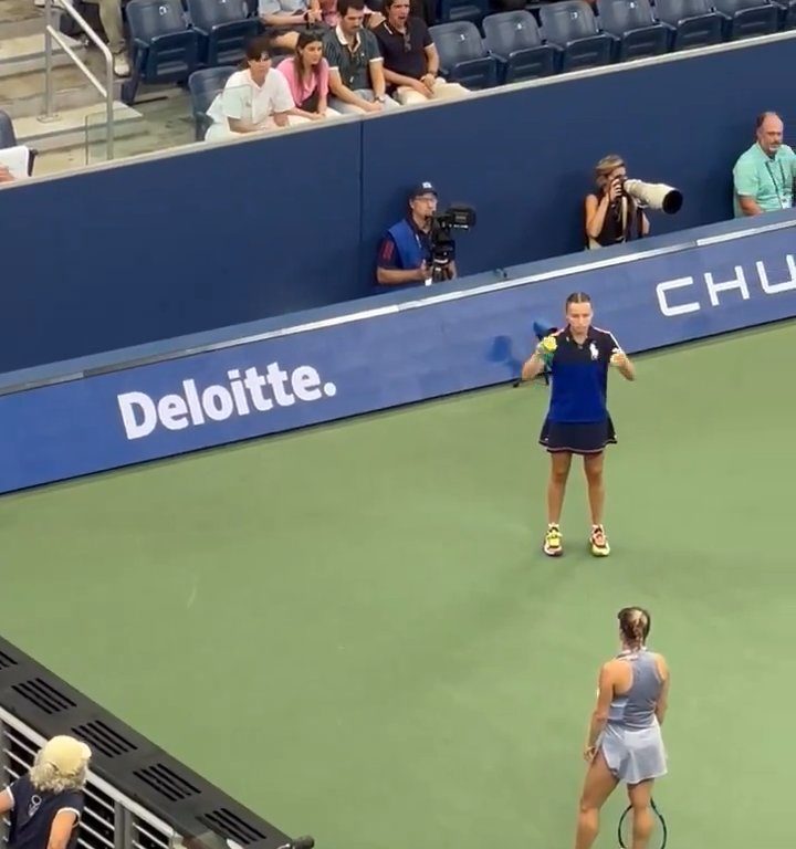 Us Open, Paolini schlägt Putintseva und aus Wut demütigt sie den Balljungen