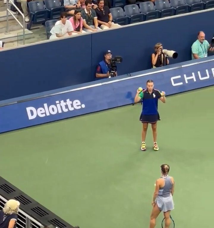 Us Open, Paolini schlägt Putintseva und aus Wut demütigt sie den Balljungen