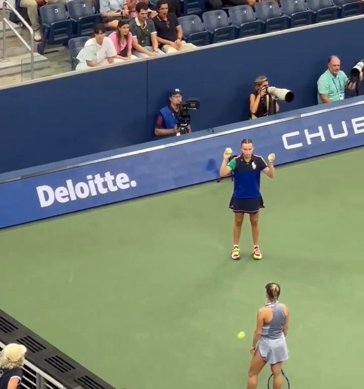 Us Open, Paolini schlägt Putintseva und aus Wut demütigt sie den Balljungen