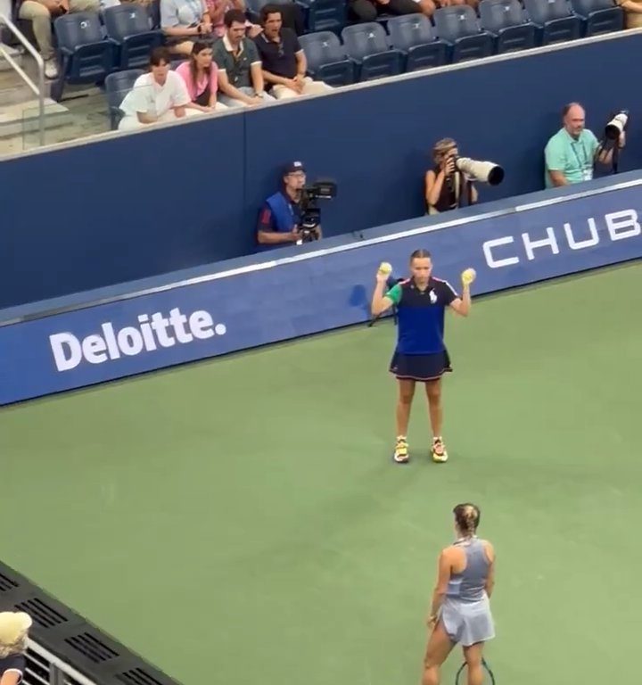 Us Open, Paolini schlägt Putintseva und aus Wut demütigt sie den Balljungen