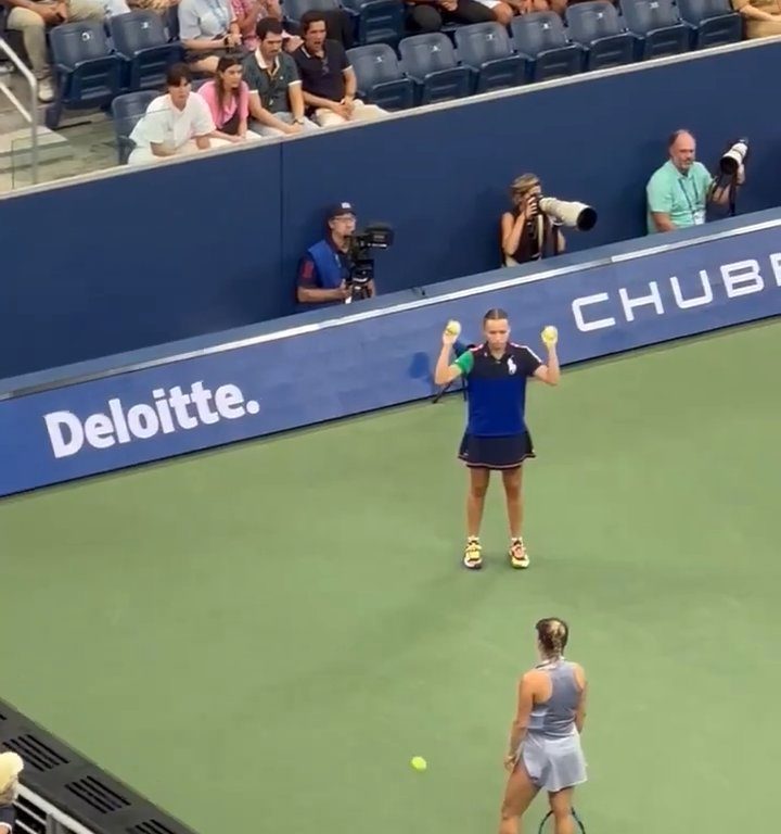 Us Open, Paolini batte la Putintseva e lei per rabbia umilia raccattapalle