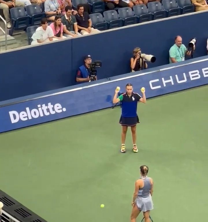 Us Open, Paolini schlägt Putintseva und aus Wut demütigt sie den Balljungen