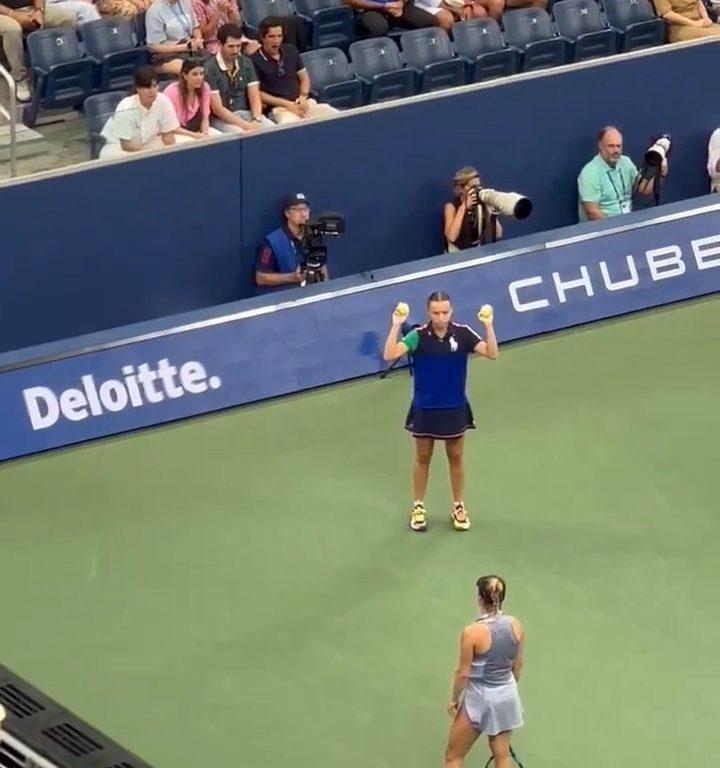 Us Open, Paolini schlägt Putintseva und aus Wut demütigt sie den Balljungen