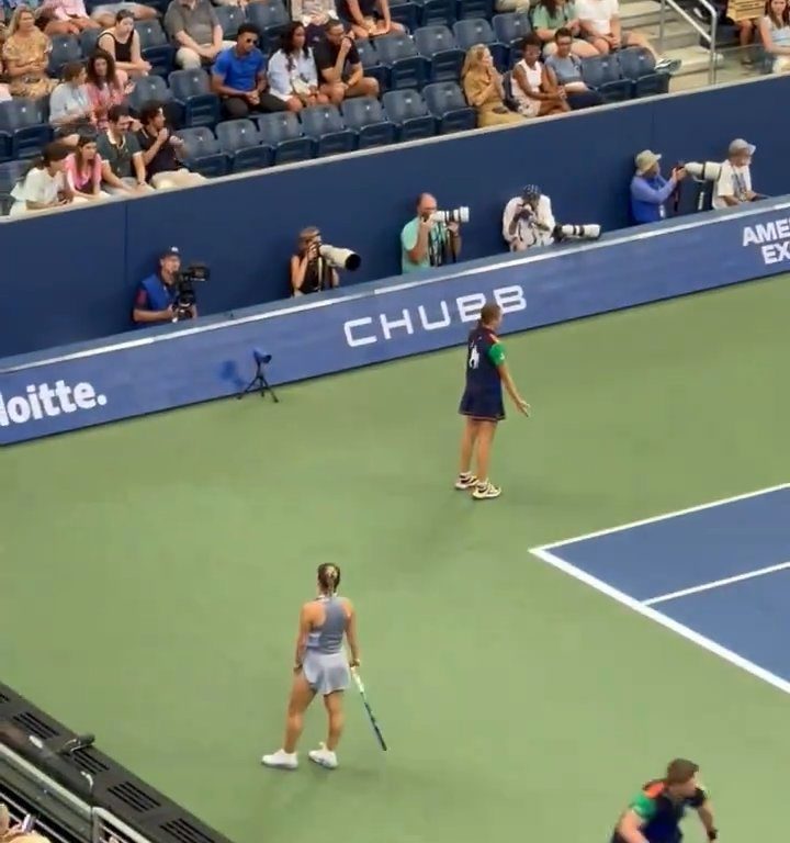 Us Open, Paolini schlägt Putintseva und aus Wut demütigt sie den Balljungen