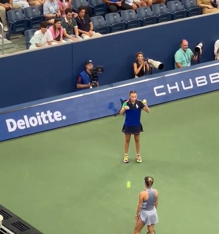 Us Open, Paolini batte la Putintseva e lei per rabbia umilia raccattapalle