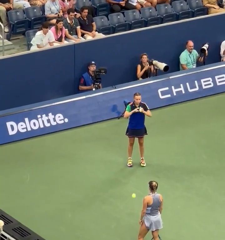 Us Open, Paolini schlägt Putintseva und aus Wut demütigt sie den Balljungen