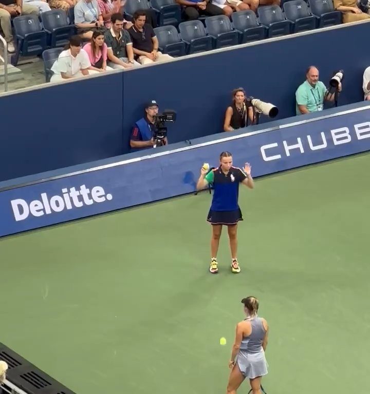 Us Open, Paolini batte la Putintseva e lei per rabbia umilia raccattapalle