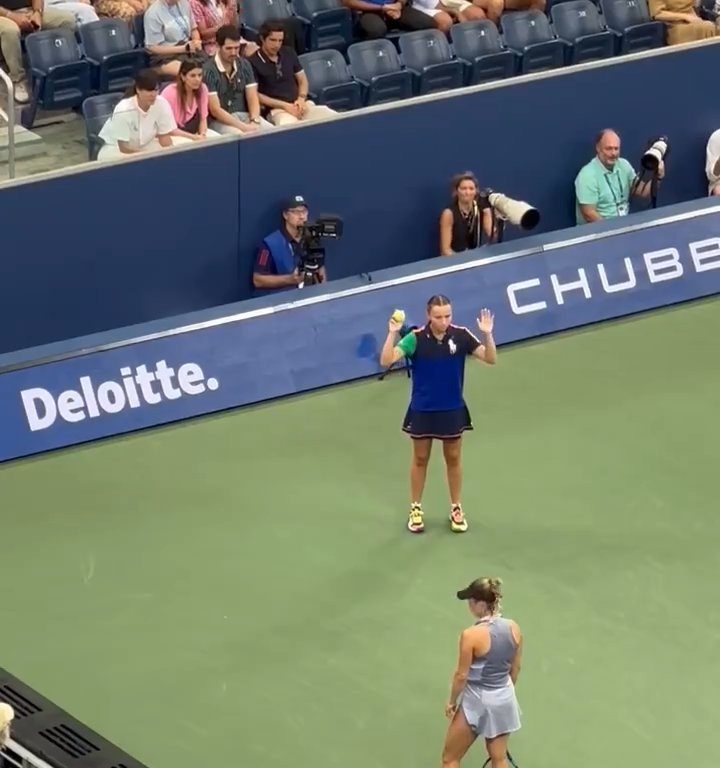 Us Open, Paolini schlägt Putintseva und aus Wut demütigt sie den Balljungen