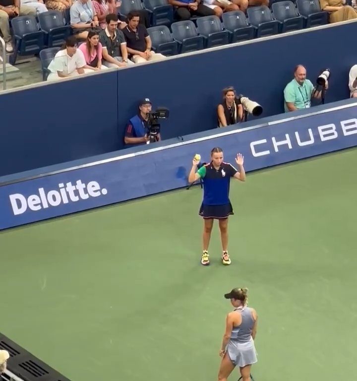 Us Open, Paolini batte la Putintseva e lei per rabbia umilia raccattapalle