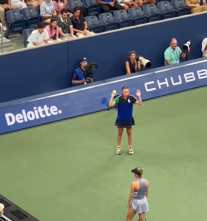 Us Open, Paolini schlägt Putintseva und aus Wut demütigt sie den Balljungen