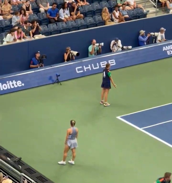 Us Open, Paolini schlägt Putintseva und aus Wut demütigt sie den Balljungen