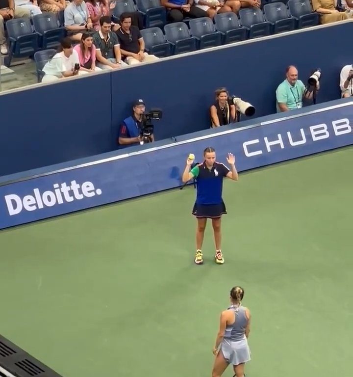 Us Open, Paolini schlägt Putintseva und aus Wut demütigt sie den Balljungen