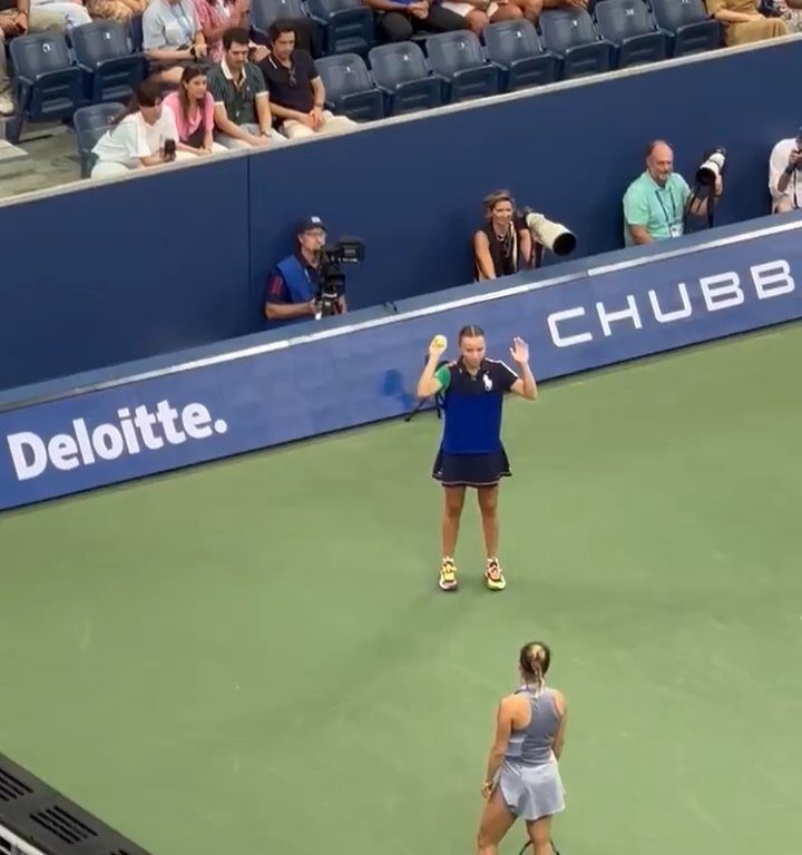 Us Open, Paolini schlägt Putintseva und aus Wut demütigt sie den Balljungen