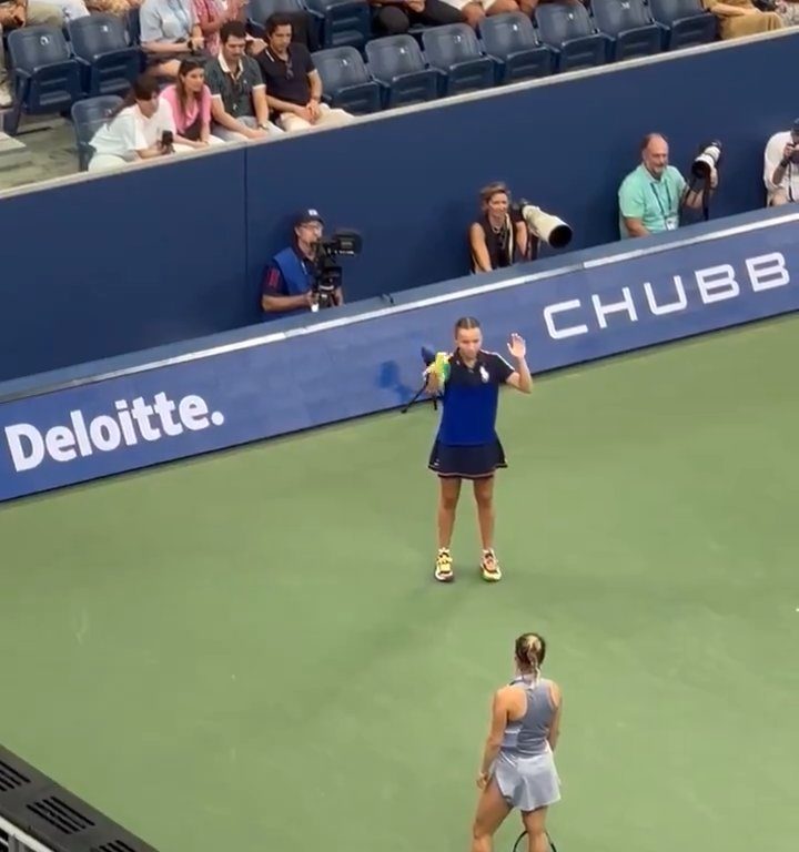 Us Open, Paolini schlägt Putintseva und aus Wut demütigt sie den Balljungen